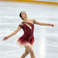 Robe de patinage artistique drapée à dos ouvert, dégradé bordeaux et blanc, avec strass et maille, pour concours de danse sur glace