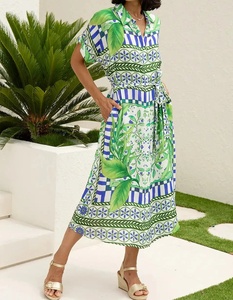 โทนีย่าชุดเดรสแขนสั้นสไตล์วันหยุดสำหรับผู้หญิง ชุดเดรสคอปกผ้าเรยอนสีมรกต ติดกระดุมด้านหน้า - Product Image 1