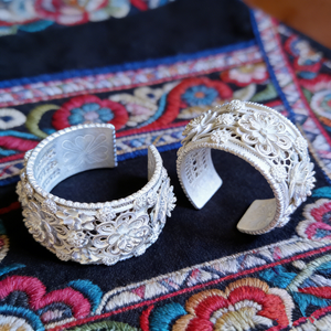 Bracelet manchette large en filigrane d'argent Miao fait main - Bracelet ethnique gravé à motifs floraux - Product Image 1