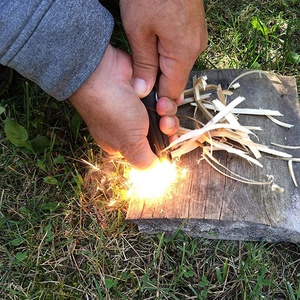 Un funzionamento della mano della Pietra Del Silice Avviamento di Fuoco di Campeggio D'escursione accessori - Product Image 5