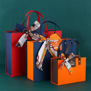 Caja de Regalo de Cartón Ecológica de Alta Gama con Asas y Logotipo Personalizado para Empaque de Ropa de Lujo - Product Image 4