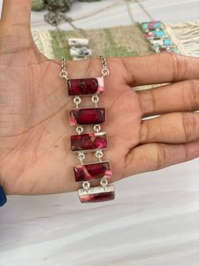 จี้เงินแท้ทำมือประดับด้วยหินธรรมชาติสีขาวคอตตอนแคนดี้ บัฟฟาโล และสีแดงโรสดาเลีย ชุบหลายชั้น เหมาะสำหรับเป็นของขวัญวันครบรอบ - Product Image 3