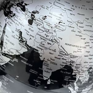 Globe terrestre rotatif à 360° moderne, noir et argenté, avec base en métal, globe décoratif de bureau pour la décoration de la maison et du bureau - Product Image 5