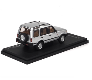 Modèle de voiture miniature en alliage presque réel à l'échelle <span class=keywords><strong>1</strong></span>:<span class=keywords><strong>43</strong></span> <span class=keywords><strong>Land</strong></span> <span class=keywords><strong>Rover</strong></span> <span class=keywords><strong>Discovery</strong></span> première génération cinq portes 1994 argent - Unisexe - Product Image 4