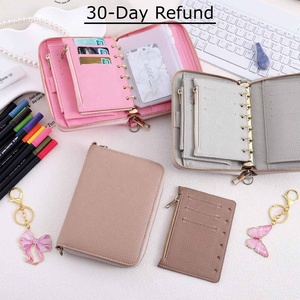 Boîte cadeau Yihe pour papeterie/bureau/école avec un portefeuille à fermeture éclair en cuir souple A7 à 7 couleurs, des enveloppes pour argent liquide, des marqueurs - Product Image 6
