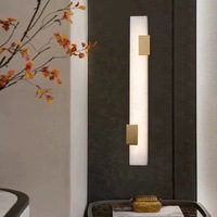 Applique murale en laiton et albâtre, style design moderne pour salons de luxe, showrooms et éclairage de chevet de chambre à coucher