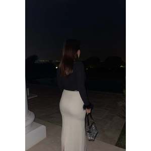 Body en satin noir avec manches à plumes, dentelle ajourée, imprimé sans couture, longueur genou - Décontracté, Soirée, Formel pour l'été et l'automne - Product Image 1