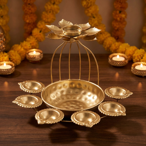 Ensemble de lampes à huile traditionnelles en laiton pour Diwali avec un dessus fleuri et six porte-bougies pour les cérémonies religieuses et la décoration Pooja - Product Image 2