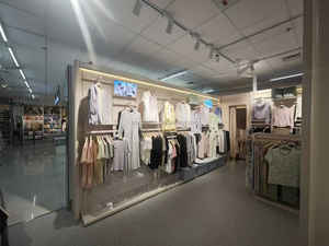 Estante de exhibición de ropa montado en la pared de acero inoxidable ajustable para tiendas de ropa exhibidas en centros comerciales - Product Image 5