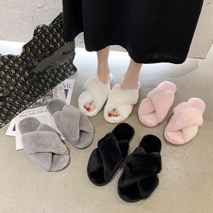 Chaussons d'intérieur en peluche avec poils de lapin croisés et orteils exposés Chaussons chauds pour femmes de grande taille - Product Image 1