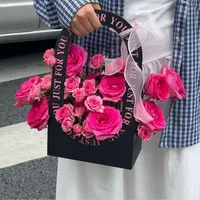 Panier à fleurs en carton noir mat découpé avec poignée ronde, impression « Just For You », ruban rose transparent, nœud, boîte pour bouquet de roses