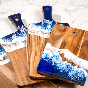 Planche à découper de luxe en bois d'acacia et résine époxy, thème Océan et Plage, taille personnalisée avec poignée, pour hacher et servir le fromage - Product Image 3