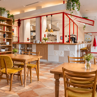 Ensemble de mobilier de restaurant commercial sur mesure : banquettes, tables à manger en bois, chaises et tabourets de bar