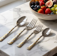 Assortiment de couverts en acier inoxydable durable avec motifs gaufrés variés (cubes d'eau), cuillères et fourchettes, vente en gros