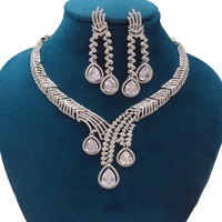 Parure de bijoux en alliage plaqué argent avec collier et boucles d'oreilles en cristal pour femme, motif plume taille poire, style classique, idéale pour mariage