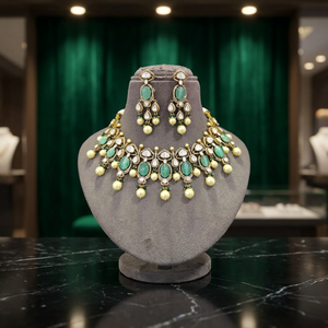Elegante Conjunto de Joyería Nupcial Chapado en Oro con Perlas de Esmeralda de Corte Ovalado y Aretes de Perlas de Corte Pera con Engaste de Bisel - Product Image 4
