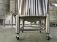 Réservoir de mélange de liquides monocouche en acier inoxydable de 1000 litres, conforme aux normes de l'industrie des boissons et des cosmétiques.