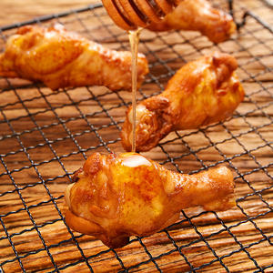 Alitas de Pollo Glaseadas con Miel, Asadas Lentamente para un Rico Aroma, Asadas a la Perfección con Notas Dulces y Sabrosas, Sabor a Miel - Product Image 1