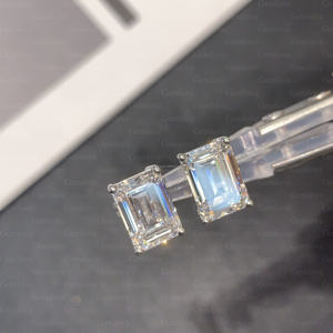 ต่างหูเพชรทรงเหลี่ยมมรกตที่ได้รับการรับรองจาก IGI ตัวเรือนทองคำขาว 9K-18K แบบสี่ก้านสำหรับผู้หญิง - Product Image 3