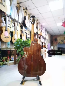 Guitarra Acústica Merida The Solo Wolfs Journey, Totalmente de Abeto y Palisandro, para Interpretación Profesional - Product Image 2
