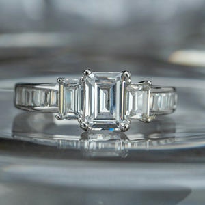 Anello di fidanzamento da donna in platino con diamante taglio smeraldo e pietre laterali a baguette, colore D naturale, F859 - Product Image 1