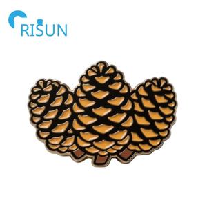 Fabricación personalizada otoño cono broche lindo dibujos animados Bellota Pino solapa pines insignia - Product Image 2