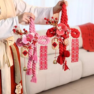 Décoration de mariage en tissu rouge avec nœud Swastika, motif Rose Rouge et caractères Double Bonheur, pour poignée de porte de chambre de mariée - Product Image 2