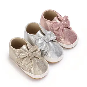 Acabado brillante, zapatos informales para bebés, decoración de lazo adorable, suelas antideslizantes de goma, zapatos para bebés