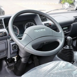Camionnette isotherme Isuzu ELF 4x2 blanche avec roues arrière doubles et bandes réfléchissantes pour la livraison de colis e-commerce - Product Image 6