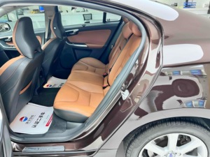<span class=keywords><strong>Voiture</strong></span> d'<span class=keywords><strong>occasion</strong></span> 2017 pour <span class=keywords><strong>S60</strong></span> L 2.0T Turbo T5 Smart Drive Edition, conduite à gauche, intérieur foncé, sièges en cuir, pneus R17, automatique - Product Image 6