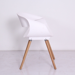 كرسي طعام بمسند ذراع أبيض نصف دائري الشكل مع ظهر ومقعد بلاستيكي وأرجل خشبية - Product Image 3