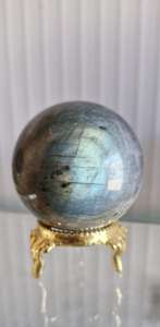 Sphère de labradorite au design unique, boule de cristal avec un fort éclat, pierre énergétique de guérison pour la méditation et la décoration intérieure, en vente - Product Image 3