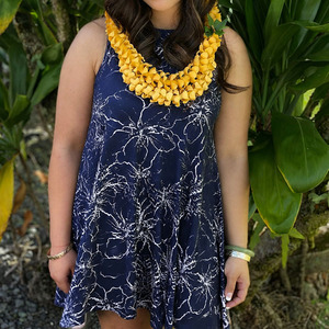 Vestido informal de playa de lujo hecho a medida con estampado, sin mangas, cuello redondo, de rayón de alta calidad, estilo hawaiano. - Product Image 3