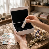 Boîte cadeau rigide magnétique en forme de livre, écologique, haut de gamme, blanche, avec insert en velours pour emballage de luxe personnalisé