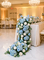 Chemin de table artificiel haut de gamme moderne blanc et bleu avec roses, hortensias et delphiniums pour la décoration de table de cérémonie de mariage