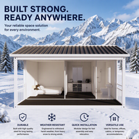 Cabane préfabriquée en acier à toit en pente avec véranda couverte, coins boulonnés, maisonnette modulaire avec fenêtre grillée et porte d'entrée