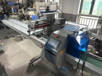 Machine d'emballage automatique pour différents types de pains, savons et autres produits de première nécessité (type Pillow Bag)