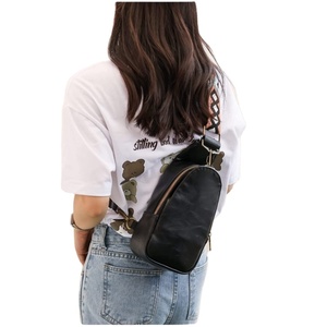 Sacs à bandoulière en cuir PU pour femmes OEM avec fermeture éclair et sangle réglable pour usage extérieur - Product Image 6