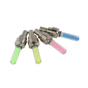 <span class=keywords><strong>Petite</strong></span> lampe de roue de vélo avec batterie <span class=keywords><strong>Valve</strong></span> de pneu de moto Lumière LED Faits saillants Lumière de pneu de voiture - Product Image 4