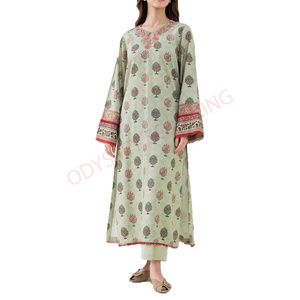 Ensemble deux pièces décontracté et élégant de créateur, aux couleurs vibrantes, en satin naturel, coupe évasée, idéal pour un mariage de printemps - Product Image 1