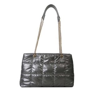 Sac fourre-tout matelassé noir avec bandoulière chaîne, en polyester résistant à l'eau, sac à bandoulière pour femme, usage quotidien, toutes saisons - Product Image 1