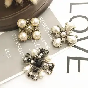 2021 Retro Mode Strass Geometrisches Kreuz Form große Perle Brosche Damen Bankett Geschenk Pin Schmuck