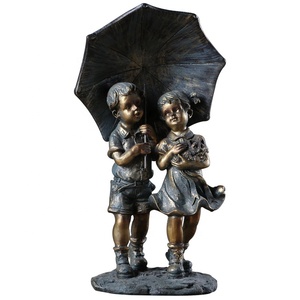 Estatua de Resina de Niños con Estilo Bronce Antiguo, Figura de Niño y Niña con Sombrilla, Fabricada a Medida - Product Image 5