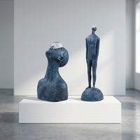 Sculpture artisanale nordique abstraite en résine bleue, représentant un homme réfléchissant, avec boule de verre, figurine d'art moderne pour la décoration d'étagères de maison ou de bureau
