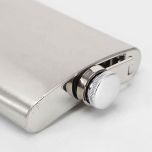 Gourde et entonnoir en acier inoxydable personnalisés - Élégants, portables et idéaux pour les cadeaux promotionnels ou les occasions spéciales - Product Image 4