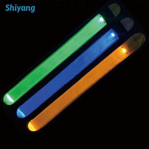 โปรโมชั่นขายส่งไฟวิ่งกลางคืนแบบกำหนดเอง สายรัดข้อมือ LED - Product Image 4