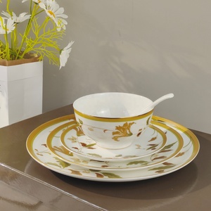 Ensemble d'assiettes et de cuillères en porcelaine d'os à motif de fleurs d'or nordiques 5 pièces - Product Image 4
