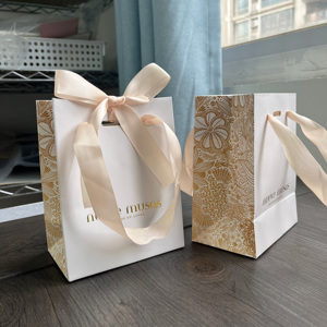 ถุงของขวัญสีขาวหรูหราพร้อมลายปั๊มฟอยล์ทองและพิมพ์ลายรอบด้าน - ถุงบรรจุภัณฑ์บูติก ถุงใส่ของขวัญ - Product Image 1