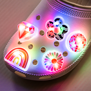 Breloques lumineuses LED pour Crocs, adorables épingles à chaussures en forme d'axolotl rose, décorations lumineuses pour chaussures pour enfants, filles et femmes - Product Image 3