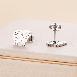 Accessoire de mode, clous d'oreilles en acier titane 316L en forme de mouton, disponibles en trois couleurs, stock d'usine - Product Image 3